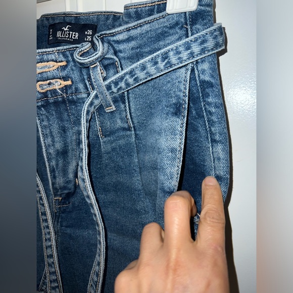 HOLLISTER CALIFORNIA  CURVY ULTRA HIGH- RISE MOM JEAN 👖 - Picture 5 of 6